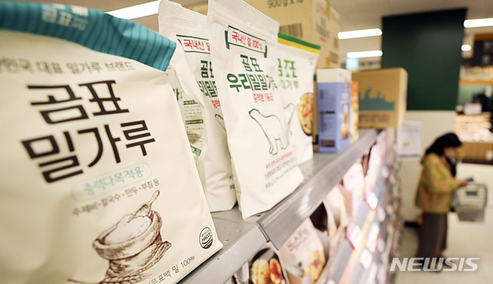 [서울=뉴시스] 최진석 기자 = 서울 한 대형마트 밀가루 판매 코너의 모습. 2023.01.17. myjs@newsis.com
