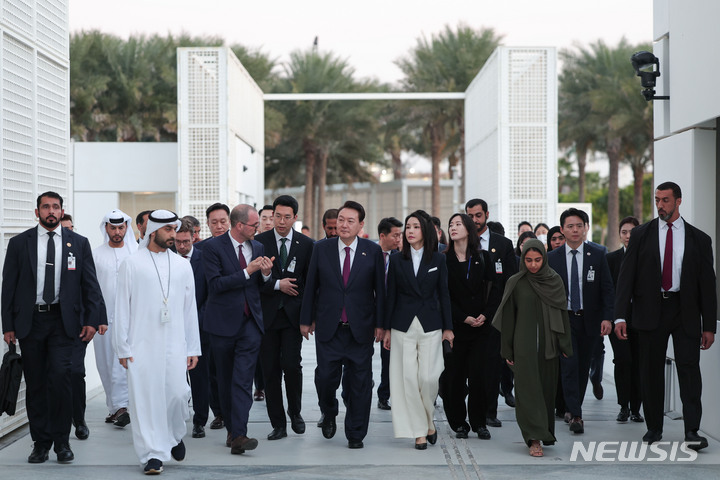 [아부다비=뉴시스] 전신 기자 = 아랍에미리트(UAE)를 국빈 방문 중인 윤석열 대통령과 부인 김건희 여사가 지난 16일(현지시간) 아부다비 루브르 박물관을 방문하고 있다. 2023.01.17. photo1006@newsis.com