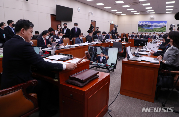 [서울=뉴시스] 이영환 기자 = 김태호 국회 외교통일위원회 위원장이 17일 오후 서울 여의도 국회에서 열린 전체회의에서 개회를 선언하고 있다. 2023.01.17. 20hwan@newsis.com