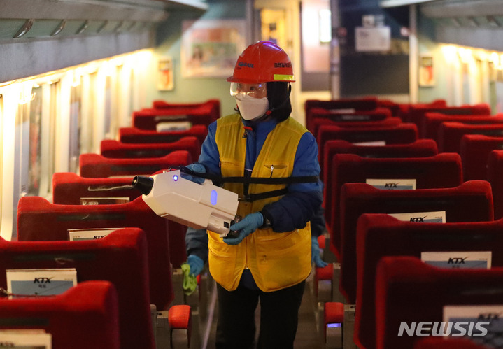[고양=뉴시스] 배훈식 기자 = 민족 대명절 설을 닷새 앞둔 17일 오후 경기 고양시 수도권철도차량정비단에서 관계자들이 귀성객 안전 수송을 위한 KTX 객실 방역 작업을 하고 있다. 2023.01.17. dahora83@newsis.com