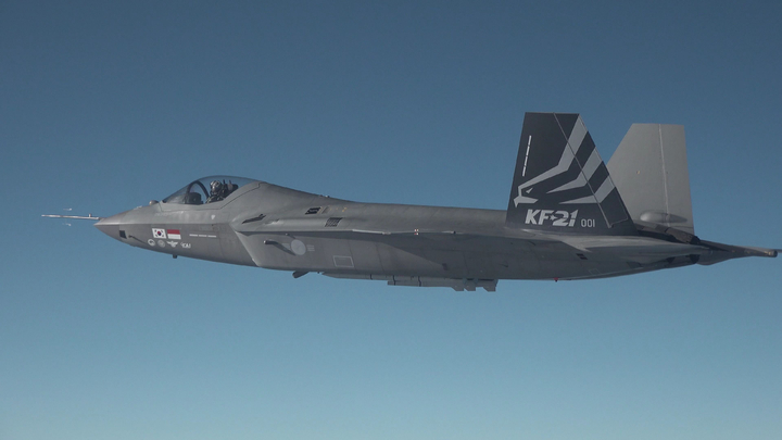 [서울=뉴시스] 김근수 기자 =국산 초음속전투기 '보라매'(KF-21) 시제 1호기가 17일 첫 초음속 비행에 성공했다. 사진은 KF-21 시제 1호기 초음속 비행 모습. (사진= 방위사업청 제공영상 캡처) 2023.01.17. photo@newsis.com *재판매 및 DB 금지