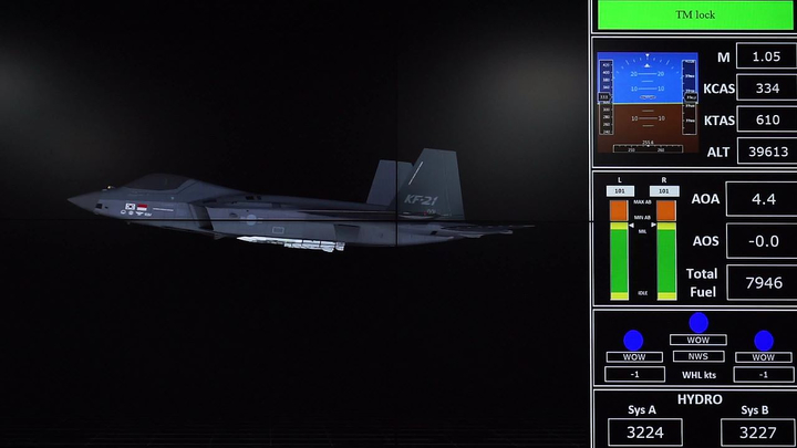 [서울=뉴시스] 김근수 기자 =국산 초음속전투기 '보라매'(KF-21) 시제 1호기가 17일 첫 초음속 비행에 성공했다. 사진은 KF-21 시제 1호기가 마하 1.05 돌파 순간 임무통제실 통제화면 모습. (사진= 방위사업청 제공영상 캡처) 2023.01.17. photo@newsis.com *재판매 및 DB 금지