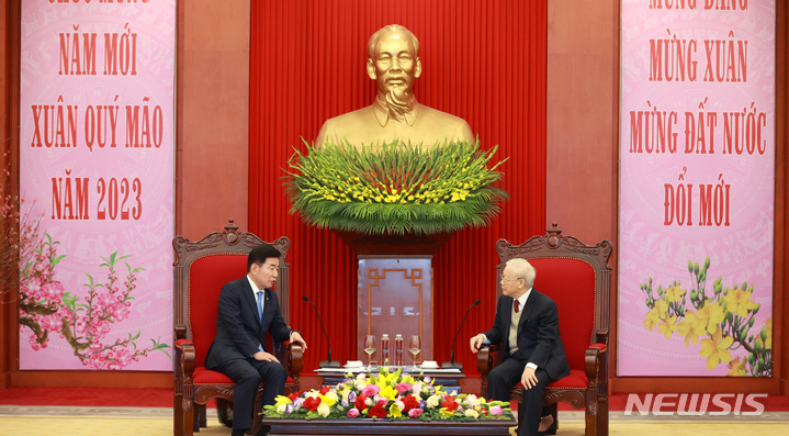 [하노이=뉴시스] 김승민 기자 = 김진표 국회의장이 17일(현지시간) 베트남 하노이시 중앙당사에서 응우옌 푸 쫑 당 서기장을 만나고 있다. (사진=국회의장실 제공) 2023.01.17. ksm@newsis.com 