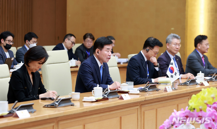 [하노이=뉴시스] 김승민 기자 = 김진표 국회의장이 17일(현지시간) 베트남 하노이시 총리실에서 팜 밍 찡 총리와 회담을 하고 있다. (사진=국회의장실 제공) 2023.01.17. ksm@newsis.com 