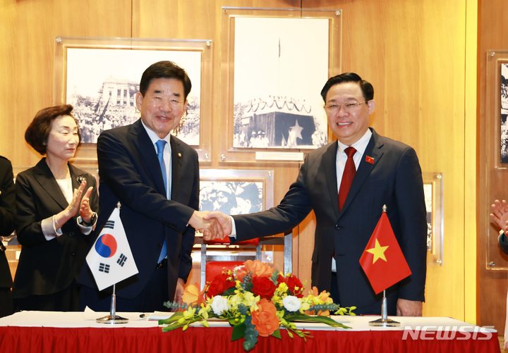 [하노이=뉴시스] 김승민 기자 = 김진표 국회의장이 17일(현지시간) 베트남 하노이시 국회에서 브엉 딩 후에 베트남 국회의장을 만나고 있다. (사진=국회의장실 제공) 2023.01.17. ksm@newsis.com 