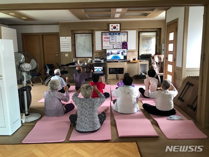 [안동=뉴시스] 행복선생님 사업이 벌어지고 있는 봉화군의 한 경로당. (사진=경북도 제공) 2024.12.05 photo@newsis.com