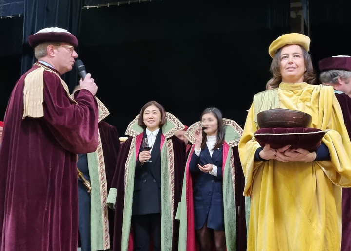 김유미 GS리테일 와인 전문 MD(왼쪽에서 두번째)가 프랑스에서 와인 기사 작위를 받고 있다(사진=GS리테일 제공) *재판매 및 DB 금지