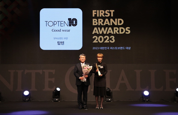 좌, 한국소비자포럼 전재호 대표 - 우, 신성통상 탑텐 양명아 상무(사진=신성통상 제공) *재판매 및 DB 금지