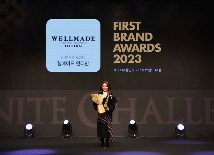 박이라 세정그룹 사장이 지난 17일 서울 장충동 신라호텔에서 열린 ‘2023 대한민국 퍼스트브랜드 대상’ 시상식에서 ‘웰메이드 인디안’ 대상 트로피와 꽃다발을 들고 있다. (제공 = 세정) 2023.01.18. *재판매 및 DB 금지