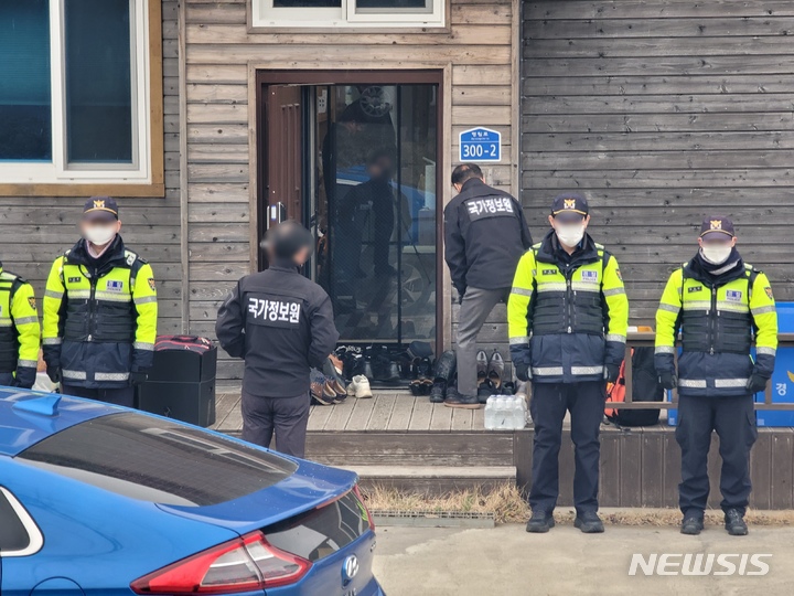  [제주=뉴시스] 2023년 1월18일 국가정보원과 경찰이 제주시 봉개동 소재 신동훈 세월호제주기억관운영위원장 주거지에서 압수수색을 하고 있다. (사진=뉴시스DB) photo@newsis.com