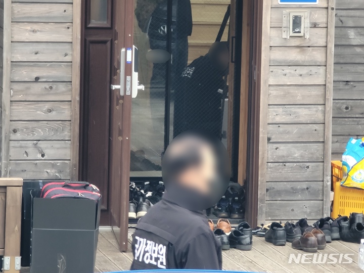 [제주=뉴시스] 오영재 기자 = 국가정보원과 경찰이 2023년 1월18일 오전 제주시 봉개동 소재 제주평화쉼터에서 압수수색을 하고 있다. 2023.01.18. oyj4343@newsis.com 