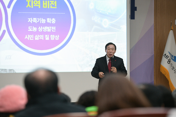 [세종=뉴시스]주민들과 소통하는 최민호 세종시장.(사진=세종시) *재판매 및 DB 금지