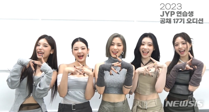 [서울=뉴시스] (왼쪽부터) 예지·리아·류진·채령·유나. 2023.01.18. (사진=JYP엔터테인먼트 제공) photo@newsis.