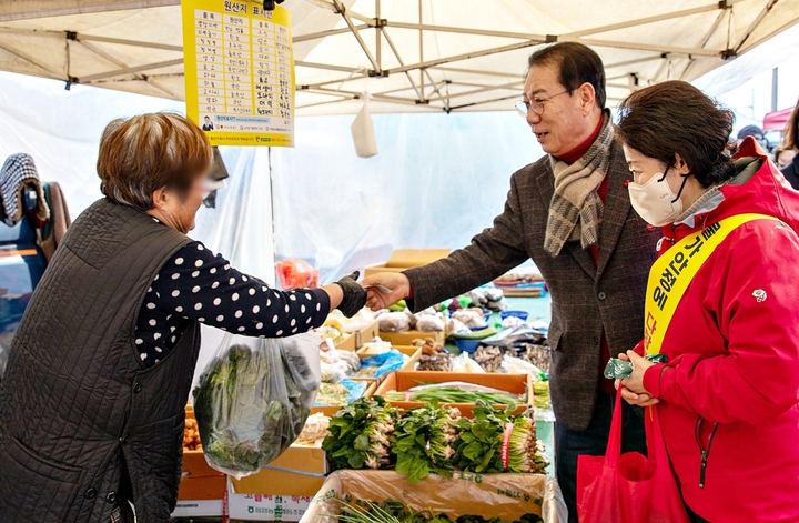 [괴산=뉴시스] 강신욱 기자 = 송인헌 충북 괴산군수가 오일장이 선 18일 괴산전통시장을 찾아 설 성수품을 구매하고 있다. (사진=괴산군 제공) 2023.01.18. photo@newsis.com *재판매 및 DB 금지