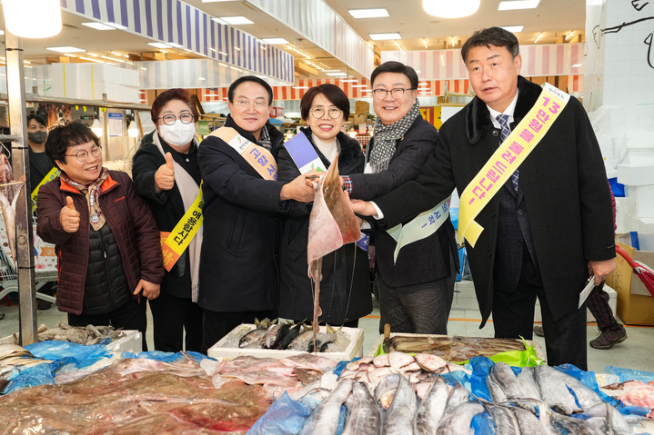 [군산=뉴시스] 전북도의회 국주영은 의장(오른쪽에서 세 번째)과 도의원, 사무처 직원들이 18일 군산 공설시장에서 장보기를 하며 전통시장 이용하기 캠페인을 펼쳤다. 2023.01.18 (사진= 전라북도의회 제공) *재판매 및 DB 금지