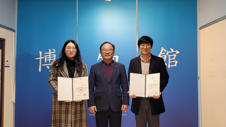 [전주=뉴시스]전북박물관·미술관협의회는 '자랑스러운 박물관·미술관인 도지사상'에 교동미술관 정하나 부관장, 군산근대역사박물관 박형제 학예연구사(오른쪽), 원광대박물관 박슬기 학예연구사(왼쪽)가 선정됐다고 18일 밝혔다.(전북박물관·미술관협의회 제공) *재판매 및 DB 금지