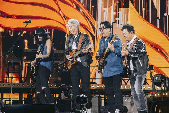 [서울=뉴시스] KBS 설 대기획 송골매 콘서트 '40년만의 비행' 현장. 2023.01.18. (사진 = KBS 제공) photo@newsis.com *재판매 및 DB 금지