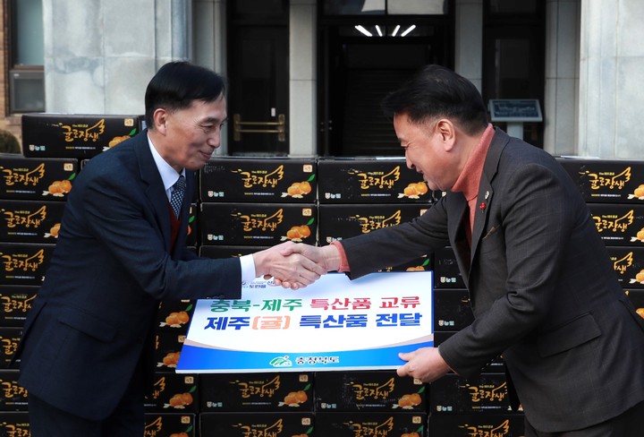 충북 못난이 김치·제주 귤…'사랑의 물물교환'