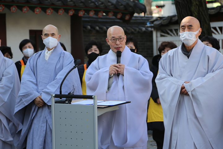 [서울=뉴시스] 18일 원각사 무료급식소에서 열린 설 맞이 자비나눔 무료급식 행사에 참석한 대한불교조계종 총무원장 진우스님 (사진=대한조계종사회복지재단 제공) 2023.01.18. photo@newsis.com *재판매 및 DB 금지