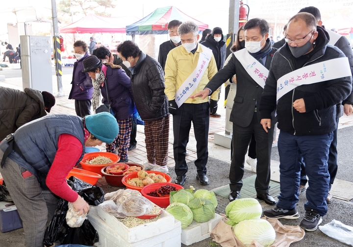 이학수 정읍시장이 설 명절을 맞아  시 공무원들과 함께 지역경제 활성화를 위한 전통시장 장보기에 나섰다. 신태인시장에서 찾은 이학수 시장(오른쪽 두번째)이 신태인시장상인회 이훈 회장(오른쪽 첫번째)과 시장물품을 구입하고 있다. *재판매 및 DB 금지