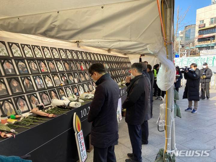[서울=뉴시스] 18일 오전 서울 용산구 이태원 참사 희생자 합동분향소를 방문한 대한성공회 이경호 의장주교와 사제들 (사진=10·29 이태원 참사 시민대책회 제공) 2023.01.18. photo@newsis.com