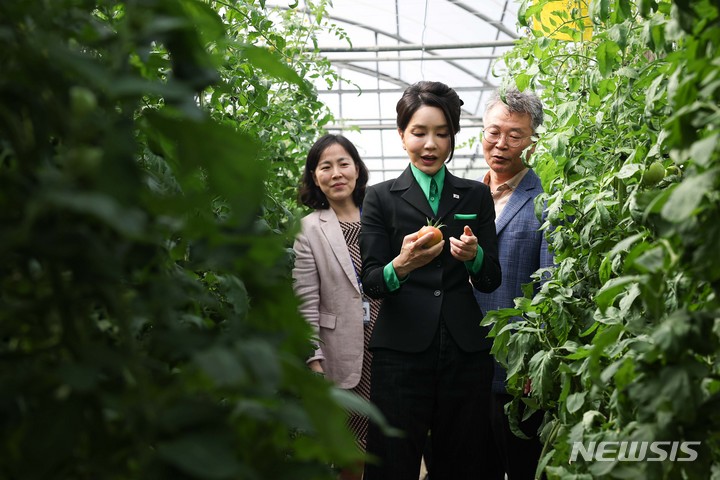 [두바이=뉴시스] 전신 기자 = 윤석열 대통령 부인 김건희 여사가 17일(현지시간) 두바이 현지의 스마트팜 진출 기업인 아그로테크를 방문해 재배 중인 토마토를 시식하고 있다. 2023.01.18. photo1006@newsis.com