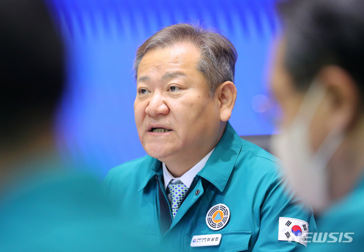 [서울=뉴시스] 이상민 행정안전부 장관이 지난 18일 오전 서울 종로구 정부서울청사에서 열린 코로나19 중앙재난안전대책본부 회의에 참석해 발언하고 있다. 2023.01.18. dahora83@newsis.com