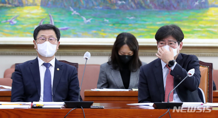 [서울=뉴시스] 이영환 기자 = 윤수현(왼쪽) 공정거래위원회 부위원장이 18일 오전 서울 여의도 국회 정무위원회 회의실에서 하도급거래 공정화에 관한 법률 일부개정법률안, 부패방지 및 국민권익위원회의 설치와 운영에 관한 법률 일부개정법률안에 대한 법안심사제2소위원회 회의 시작을 기다리고 있다. 2023.01.18. 20hwan@newsis.com