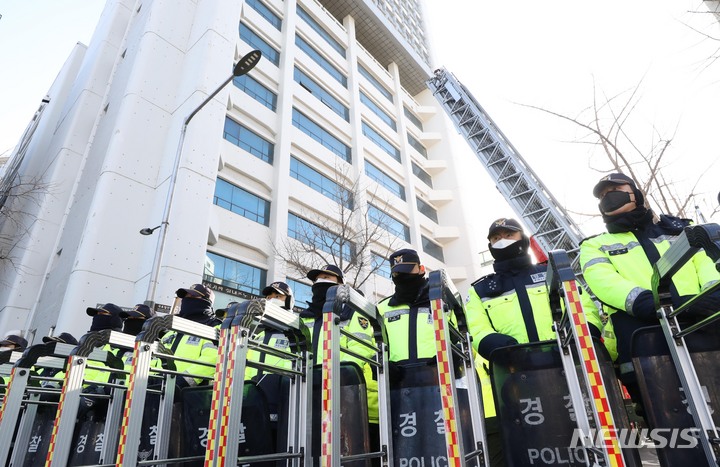 [서울=뉴시스] 조성우 기자 = 국정원이 지난 18일 오전 서울 중구 민주노총을 압수수색해 경찰들이 민주노총 사무실 앞 통행을 통제하고 있다. 2023.01.18. xconfind@newsis.com