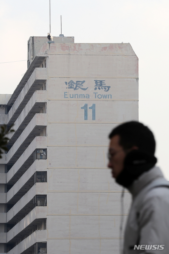 [서울=뉴시스] 백동현 기자 = 지난 17일 국토교통부와 서울특별시가 'GTX 반대' 집회 과정에서 공금 유용 의혹이 불거진 은마 아파트 재건축 추진위원회·입주자대표회의에 대한 행정조사 결과 총 52건의 부적격 사례를 적발했다고 밝혔다. 유형별로 수사 의뢰 4건, 과태료 부과 16건, 시정명령 7건, 행정지도 25건이다. 사진은 18일 오전 서울 대치동 은마아파트. 2023.01.18. livertrent@newsis.com