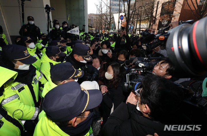 [서울=뉴시스] 조성우 기자 = 국가정보원이 이른바 간첩단 의혹과 관련해 지난 18일 서울 중구 민주노총 본부에 대한 압수수색을 시도중인 가운데 민주노총 직원들이 사무실로 들어서려 하자 경찰이 통제하고 있다. 2023.01.18. xconfind@newsis.com