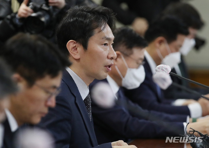 [서울=뉴시스] 김진아 기자 = 이복현 금융감독원장이 18일 오전 서울 중구 은행회관에서 열린 시중은행장 간담회에서 발언하고 있다. 2023.01.18. bluesda@newsis.com