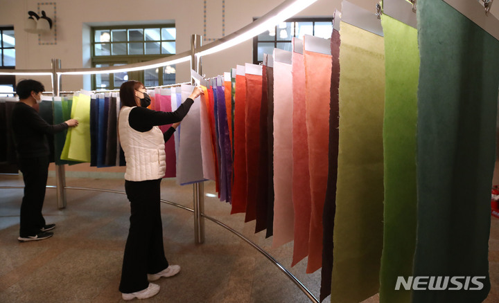 [서울=뉴시스] 조수정 기자 = 18일 서울 중구 문화역서울284에서 열린 2023 뉴트로 페스티벌 '오늘 전통' 기획전시에서 관람객들이 전시를 보고 있다. 문화체육관광부와 한국공예·디자인문화진흥원이 마련한 뉴트로 페스티벌 '오늘 전통'은 전통놀이 체험, 전시, 전통문화상품 등을 만나볼 수 있다. 2023.01.18. chocrystal@newsis.com