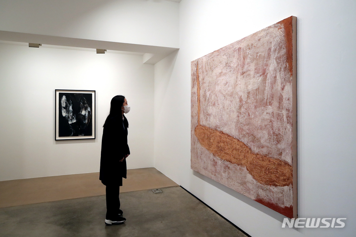 [서울=뉴시스] 박진희 기자 = 학고재는 18일 서울 종로구 학고재갤러리 전관에서 한국 단색화 기획전 '의금상경(衣錦尙絅)'을 개막했다. 한국 단색화의 본질이 무엇인지 샅샅이 찾아보면서 단색화 이후 작가들의 작품성과 정신성을 살펴볼 수 있는 전시이다.  사진은 작가 김길후의 작품 '내일의 너'(오른쪽)와 '목성'. 2023.01.18. pak7130@newsis.com