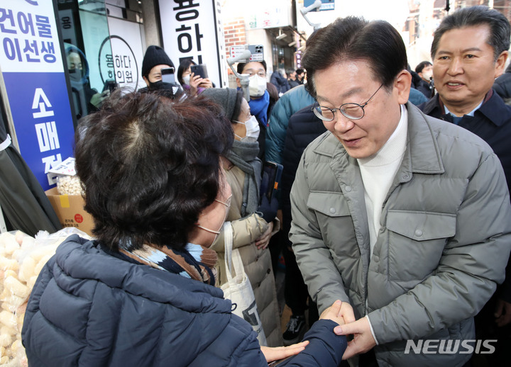 [서울=뉴시스] 고범준 기자 = 이재명 더불어민주당 대표가 18일 오후 서울 마포구 망원시장을 방문하고 있다. 2023.01.18. bjko@newsis.com