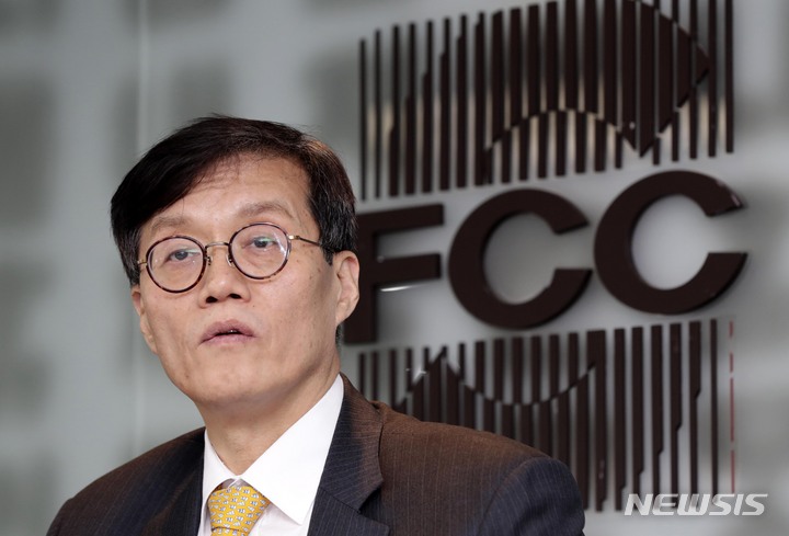 [서울=뉴시스] 사진공동취재단 = 이창용 한국은행 총재가 18일 오후 서울 중구 태평로 프레스센터에서 열린 외신기자클럽 기자간담회에서 발언하고 있다. 2023.01.18. photo@newsis.com