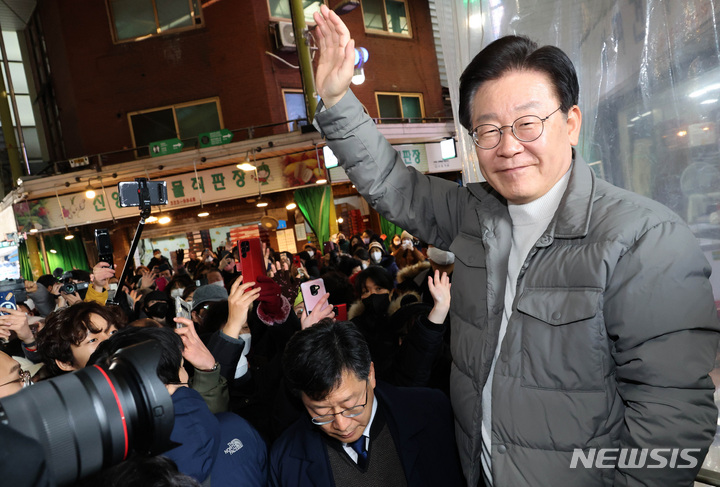 [서울=뉴시스] 고범준 기자 = 이재명 더불어민주당 대표가 18일 오후 서울 마포구 망원시장을 방문하고 있다. (공동취재사진) 2023.01.18. photo@newsis.com