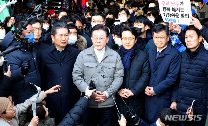 [서울=뉴시스] 고범준 기자 = 이재명 더불어민주당 대표가 18일 오후 설 명절을 앞두고 서울시 마포구 망원시장을 방문해 취재진의 질문에 답하고 있다. (공동취재사진) 2023.01.18. photo@newsis.com