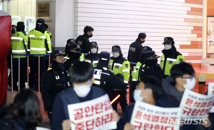 [서울=뉴시스] 최진석 기자 = '간첩단 의혹'과 관련해 압수수색을 마친 국가정보원 관계자들이 지난 1월18일 오후 서울 정동 민주노총에서 나오고 있다. 2023.01.18. myjs@newsis.com