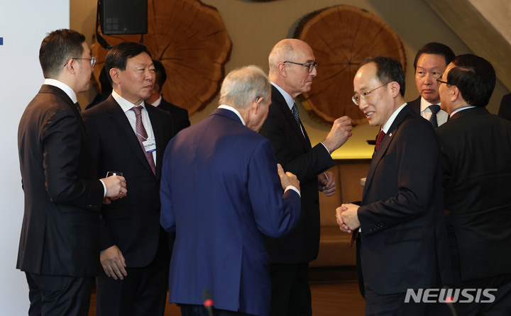 [다보스=뉴시스] 전신 기자 = 추경호 경제부총리 겸 기획재정부 장관과 신동빈 롯데그룹 회장, 구광모 LG그룹 회장, 최태원 SK그룹 회장 등이 지난 18일(현지시간) 다보스 시내 한 호텔에서 열린 '글로벌 CEO와의 오찬'에서 참석자들과 환담하고 있다. 2023.01.18. photo1006@newsis.com