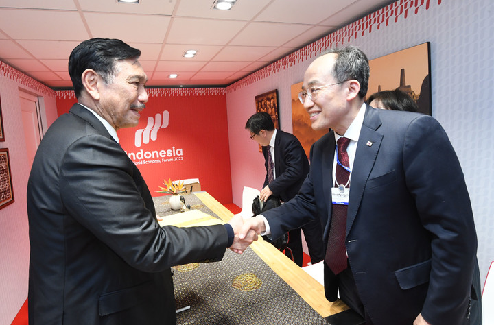 [세종=뉴시스] '2023 다보스포럼'(제53회 세계경제포럼 연차총회) 참석차 스위스 다보스를 방문 중인 추경호 경제부총리 겸 기획재정부 장관이 18일(현지시간) 인도네시아 파빌리온에서 루훗 빈사르 판자이탄 인도네시아 해양투자조정장관과 면담에 앞서 인사를 나누고 있다. (사진=기재부 제공) *재판매 및 DB 금지
