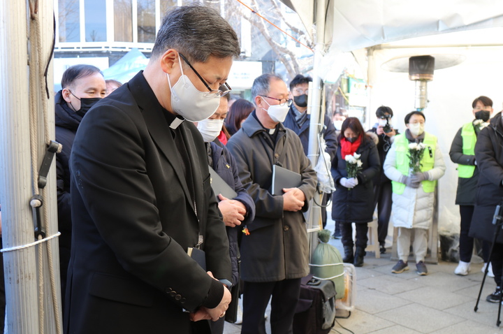 [서울=뉴시스] 천주교 서울대교구장 정순택 대주교가 18일 서울 용산구 10·29 이태원 참사 합동분향소를 방문해 희생자들을 위해 기도하고 있다. (사진=천주교 서울대교구 제공) 2023.01.19. photo@newsis.com *재판매 및 DB 금지