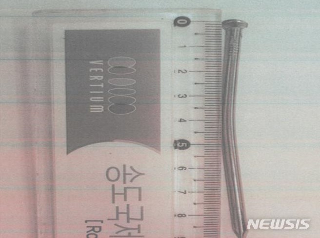 피해차량 타이어에 박힌 9㎝ 쇠못. (사진= 인천지검 제공)