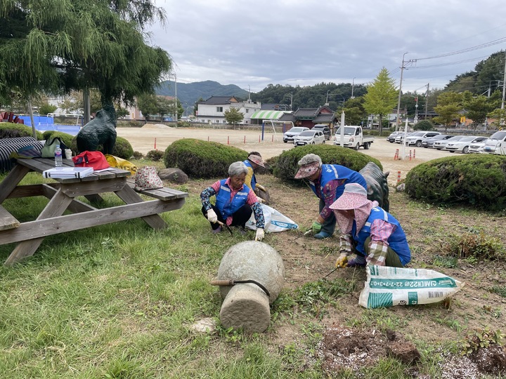 [산청=뉴시스]산청군 노인 일자리 참여자 활동 모습. *재판매 및 DB 금지