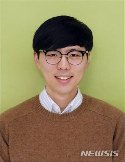 [전주=뉴시스]윤난슬 기자 = 전북대학교는 나노융합공학과 박사과정(지도교수 정광운)인 임석인씨가 2022년 4단계 BK21 사업 우수 참여 인력으로 선정돼 교육부 장관 표창을 받았다고 19일 밝혔다.(사진=전북대 제공) 