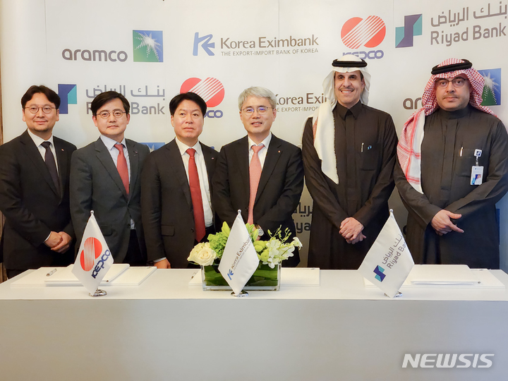 [서울=뉴시스] 윤희성 한국수출입은행장(오른쪽에서 세번째)이 18일 오후(현지시간) 사우디 리야드 페어몬트 호텔에서 타렉 알 사단(Tareq Al Sadhan·오른쪽에서 두번째) 리야드(Riyad Bank) 은행장과 만나 사우디 자푸라(Jafurah) 열병합발전사업에 대한 프로젝트 파이낸스(PF) 금융 지원에 합의했다. 2023.1.19. (사진= 한국수출입은행 제공) photo@newsis.com
