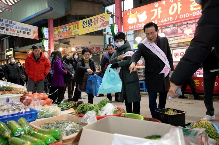 백성현 논산시장이 '전통시장 장 보는 날'을 맞아 화지시장에서 장을 보고 있다. 2023. 01. 19 논산시 *재판매 및 DB 금지