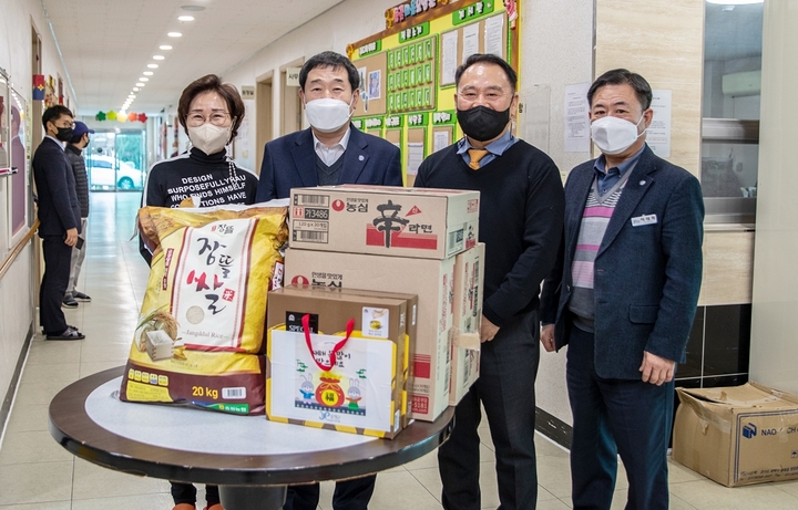 [증평=뉴시스] 증평군, 사회복지시설 위문품 전달. (사진=증평군 제공) photo@newsis.com *재판매 및 DB 금지