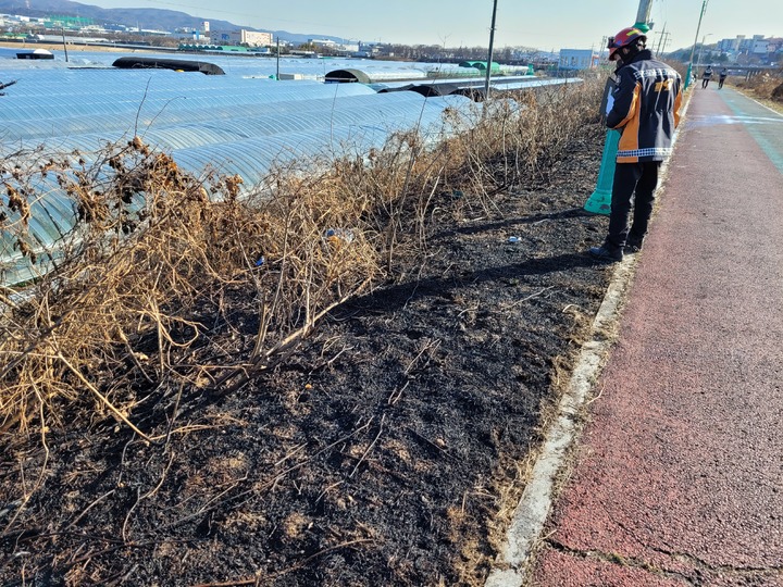 [울산=뉴시스] 구미현 기자 = 19일 오후 2시 8분께 울산시 북구 동천강변 자전거도로에서 불이 났다. 2023.01.19. (사진=울산소방본부 제공) photo@newsis.com *재판매 및 DB 금지