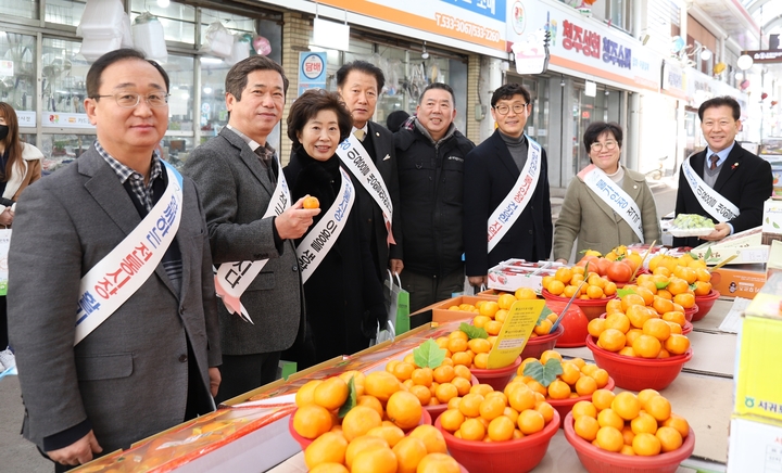 [진천=뉴시스] 강신욱 기자 = 충북 진천군의회 장동현 의장을 비롯한 의원들이 설 명절을 앞둔 19일 진천중앙시장을 찾아 차례 물품과 생활용품 등을 구매하고 있다. (사진=진천군의회 제공) 2023.01.19. photo@newsis.com *재판매 및 DB 금지